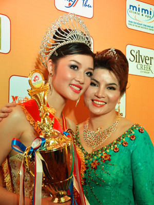 Hoa hậu CDTVN lần 2 Triệu Thị Hà cùng Phó ban Tổ chức cuộc thi- Bà Đoàn Thị Kim Hồng