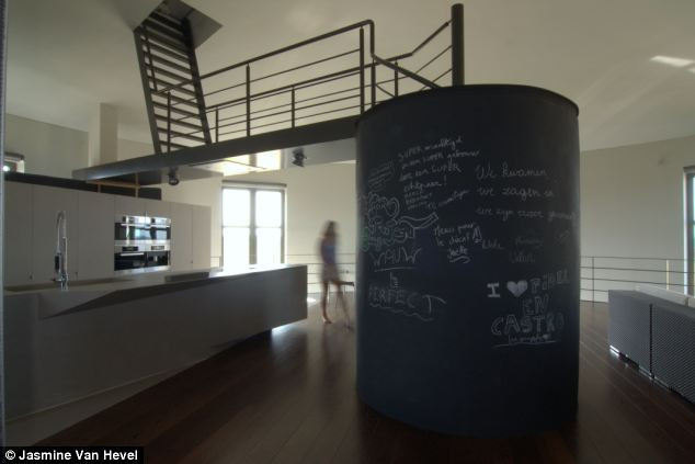 Cột trụ to này là bằng chứng duy nhất còn sót lại của thời Đức Quốc Xã . Cột trụ to này là bằng chứng duy nhất còn sót lại của thời Đức Quốc Xã