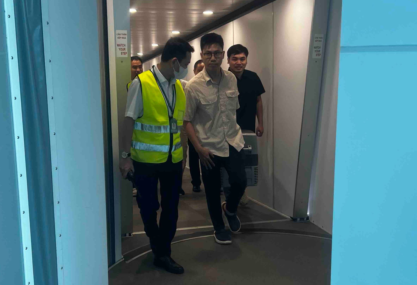 Quá trình đưa tạng được hiến từ bệnh viện Nhân dân Gia Định đến sân bay Tân Sơn Nhất, để ra Huế. Ảnh: VNA.