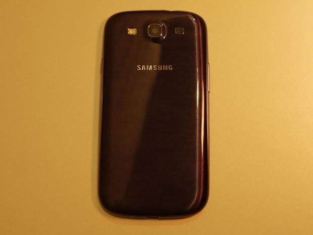 Phiên bản màu xanh với nắp lưng kim loại xước, hơi cong giống Galaxy Nexus. 