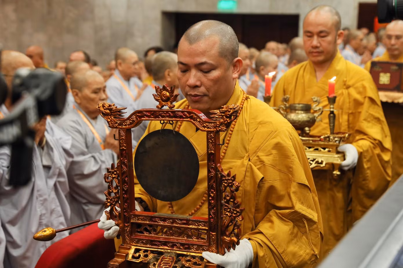 Nghi thức suy tôn Đức Pháp chủ Giáo hội Phật giáo Việt Nam. Ảnh: NHƯ Ý.