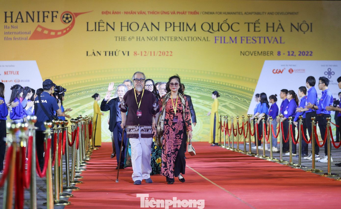 Vợ chồng NSƯT Diệu Thuần cùng đoàn nghệ sĩ khách mời tới bế mạc HANIFF 2022. Ảnh: NHƯ Ý.