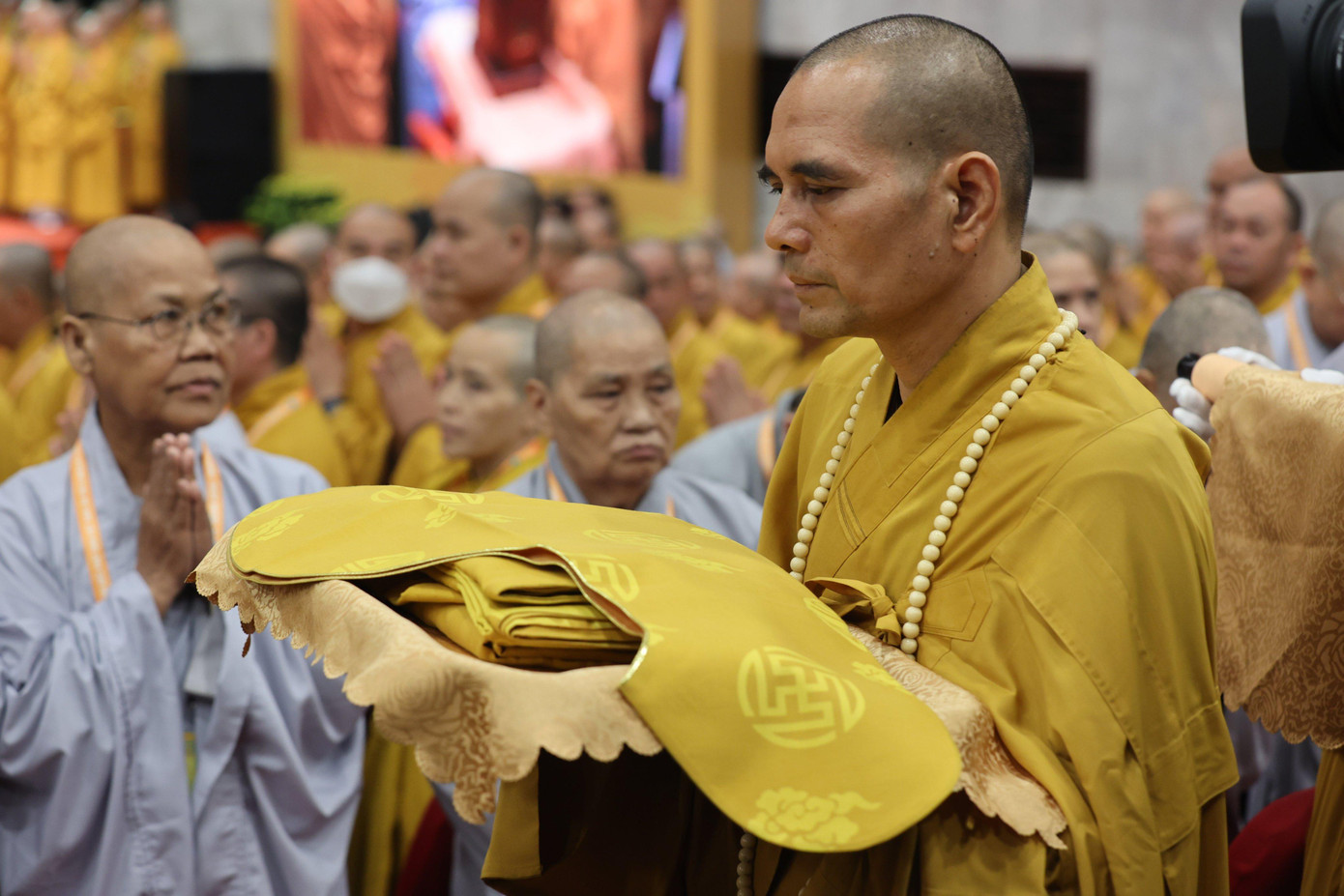 Rước cà-sa của Đức Pháp chủ. Ảnh: NHƯ Ý. Rước cà-sa của Đức Pháp chủ. Ảnh: NHƯ Ý.