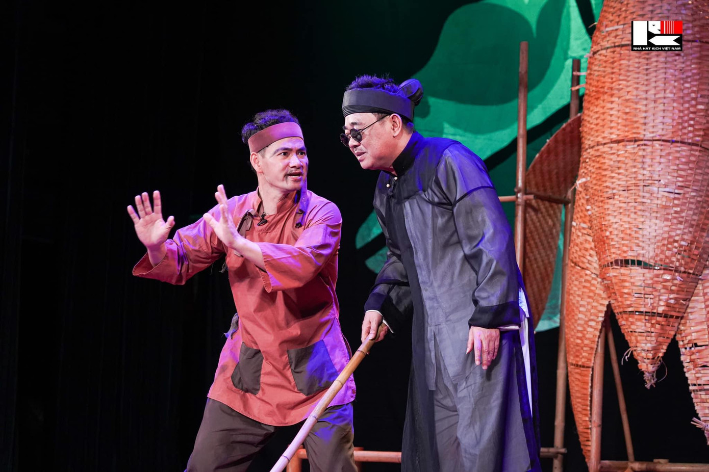 NSƯT Xuân Bắc và NSƯT Quốc Khánh trong vở Nghêu Sò Ốc Hến. NSƯT Xuân Bắc và NSƯT Quốc Khánh trong vở Nghêu Sò Ốc Hến.