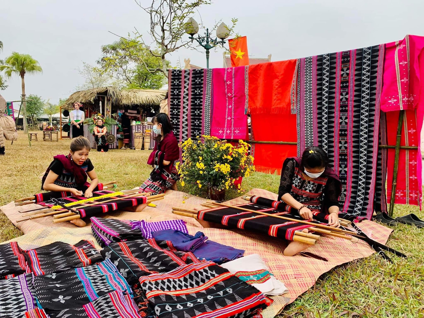 Có nhiều không gian tôn vinh văn hóa các cộng đồng dân tộc anh em tại Làng Văn hóa - Du lịch các dân tộc Việt Nam.