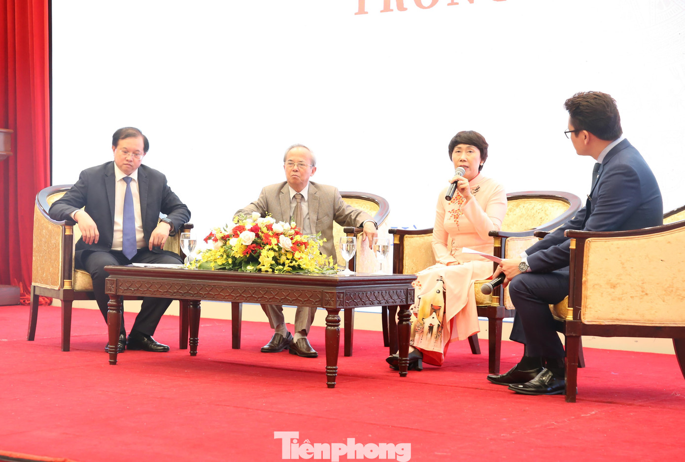 Các đại biểu thảo luận về xây dựng hệ giá trị quốc gia, hệ giá trị văn hóa. Các đại biểu thảo luận về xây dựng hệ giá trị quốc gia, hệ giá trị văn hóa.