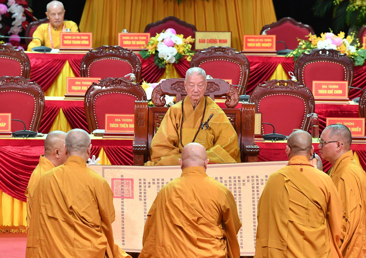 Hòa thượng Thích Lệ Trang cung tuyên chúc từ kính dâng lên Đức Pháp chủ. Ảnh: NHƯ Ý. Hòa thượng Thích Lệ Trang cung tuyên chúc từ kính dâng lên Đức Pháp chủ. Ảnh: NHƯ Ý.