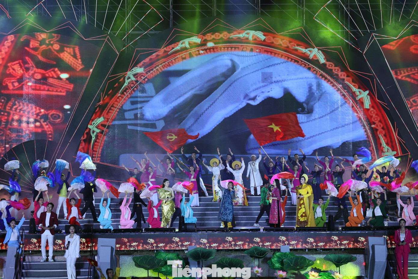 Chương trình nghệ thuật thu hút đông đảo nghệ sĩ, nghệ nhân. Ảnh: NHƯ Ý.