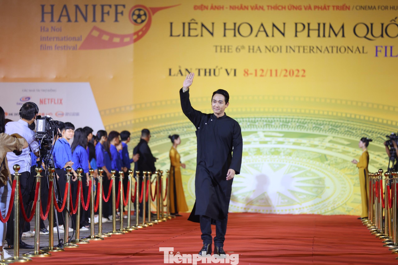 Nam diễn viên Hứa Vĩ Văn chọn trang phục áo dài nam trên thảm đỏ HANIFF 2022. Ảnh: NHƯ Ý.