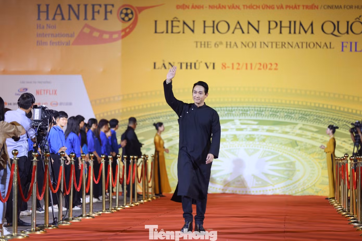 Nam diễn viên Hứa Vĩ Văn chọn trang phục áo dài nam trên thảm đỏ HANIFF 2022. Ảnh: NHƯ Ý.