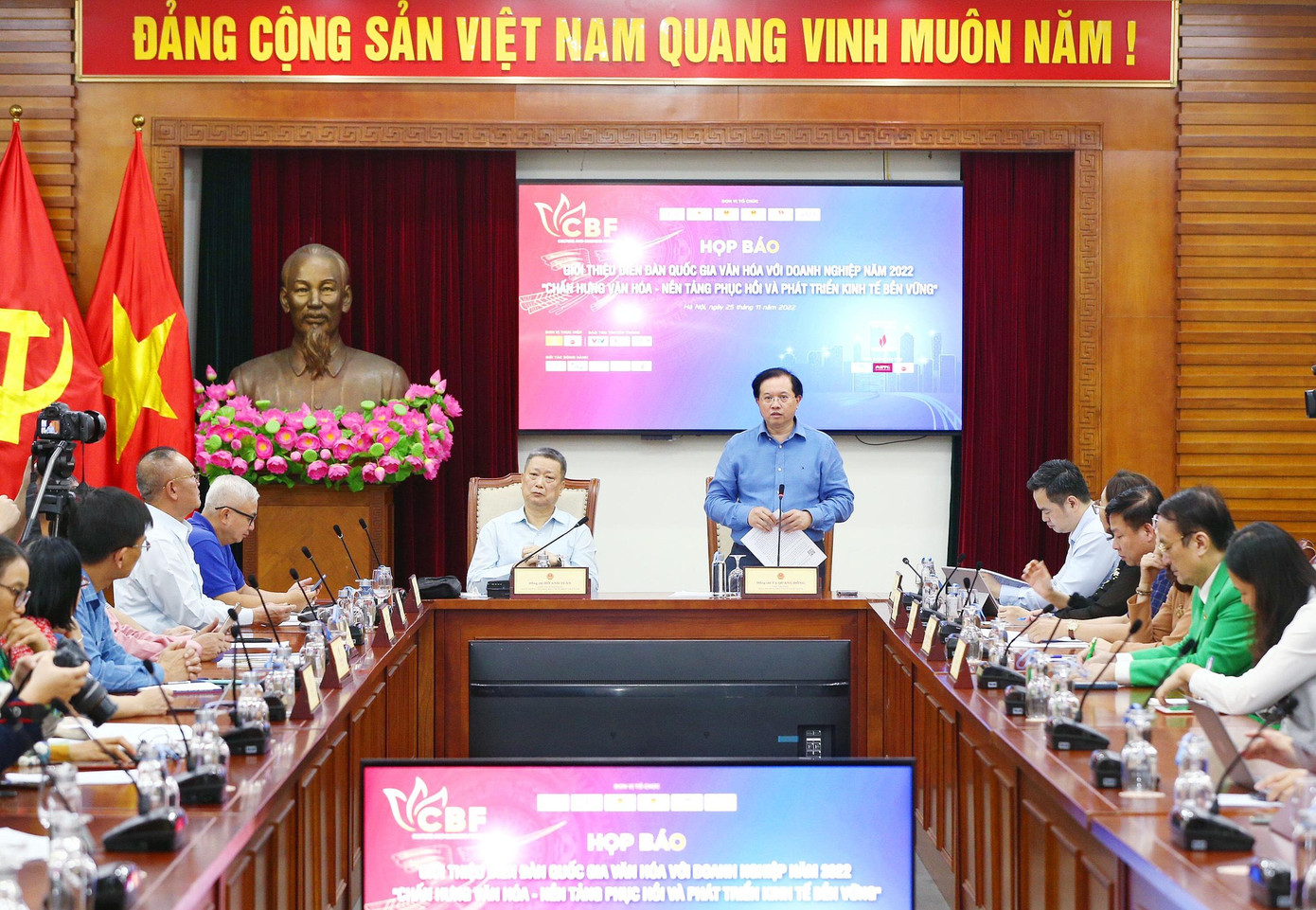 Diễn đàn quốc gia Văn hóa với doanh nghiệp là dịp bàn về vai trò của văn hóa doanh nghiệp đối với phục hồi kinh tế.