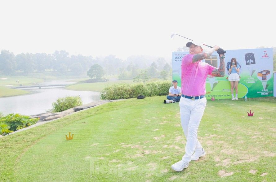 Ca sĩ Tuấn Hưng tham gia tranh tài tại giải Tiền Phong Golf Championship 2021.