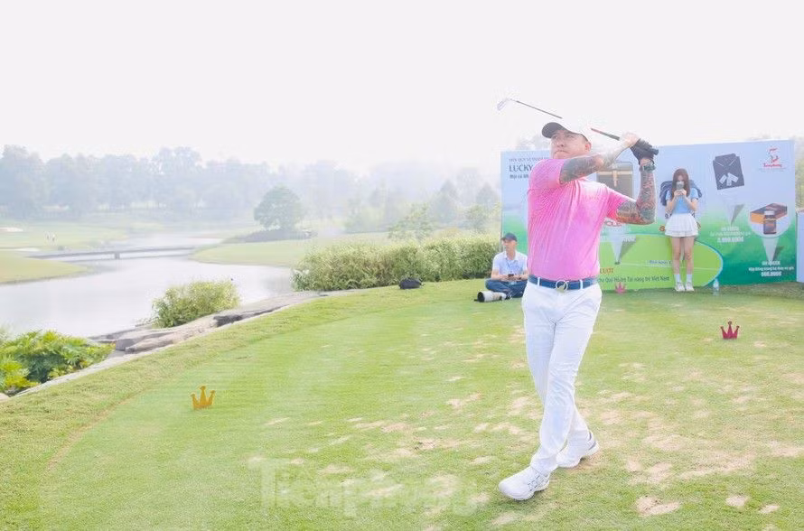 Ca sĩ Tuấn Hưng tham gia tranh tài tại giải Tiền Phong Golf Championship 2021.