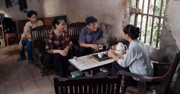 Bộ phim Hoa nhài là bức tranh lắp ghép khắc họa cuộc sống của người Hà Nội những năm 2000. Những mảng lắp ghép đó có thể là mảnh đời của một chú bé đánh giày hoặc một ông thợ cắt tóc vỉa hè hoặc một ông giáo già dạy hát cho dàn đồng ca học sinh khiếm thị hoặc một chị nông dân lên Hà Nội làm nghề chăm sóc người bệnh... Tất cả tạo thành bức tranh đa sắc về cuộc sống của người Hà Nội thuộc tầng lớp bình dân những năm 2000. Hà Nội cũng chuyển mình từng ngày với quá trình đô thị hóa. Ảnh: BTC.