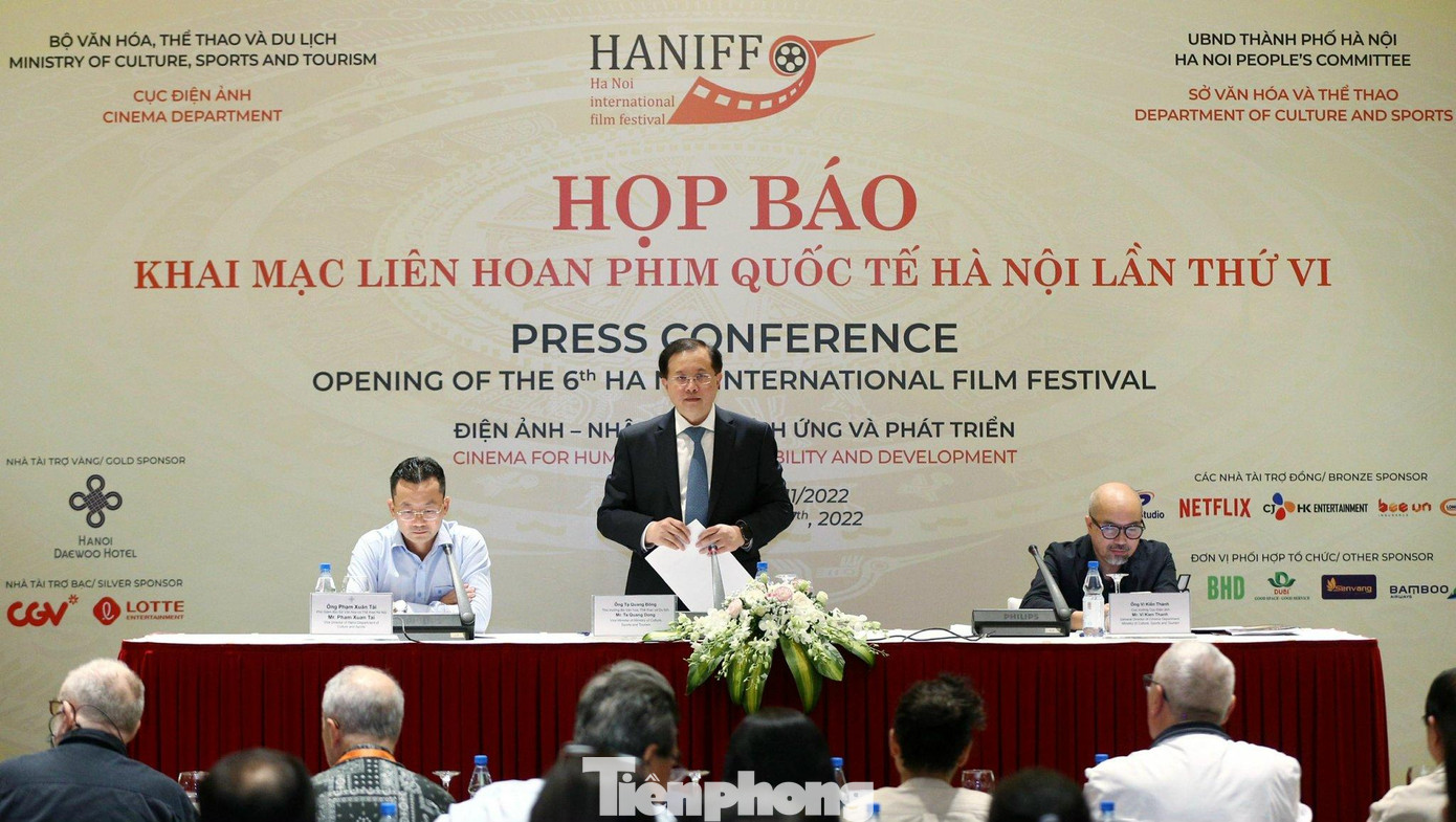 PGS.TS. Tạ Quang Đông (giữa) nhận định nhiều phim chất lượng cao sẽ ra mắt khán giả Hà Nội. PGS.TS. Tạ Quang Đông (giữa) nhận định nhiều phim chất lượng cao sẽ ra mắt khán giả Hà Nội.