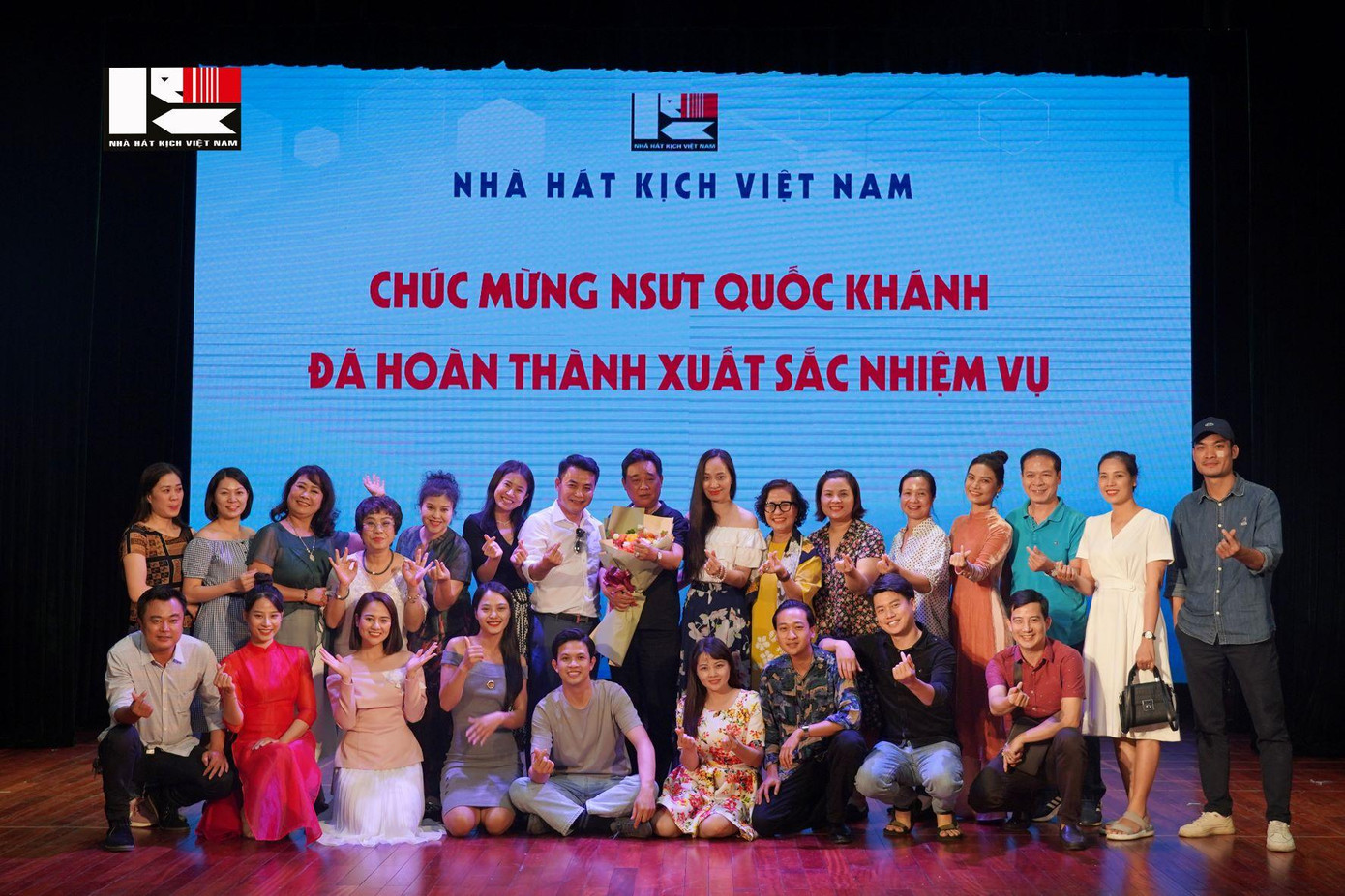 Các thế hệ nghệ sĩ bày tỏ tình cảm với đàn anh.