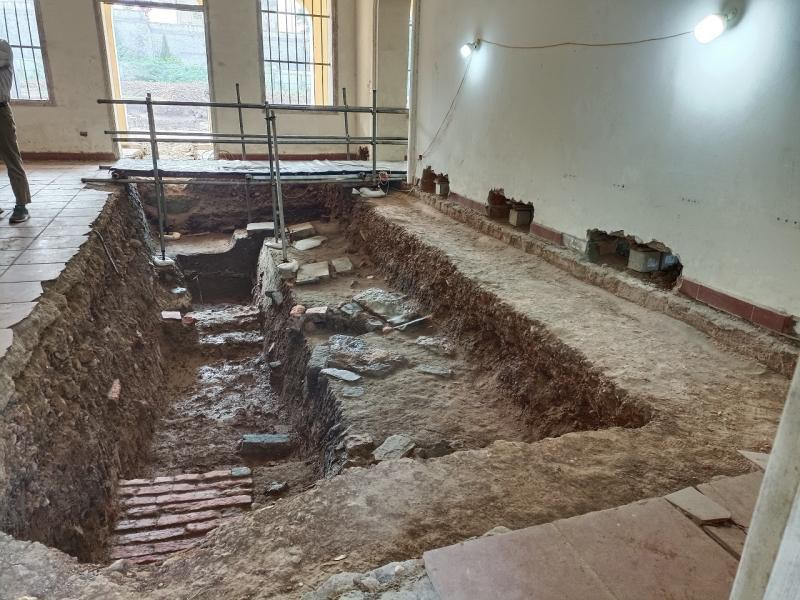 Hố thám sát dưới nền nhà Cục tác chiến.