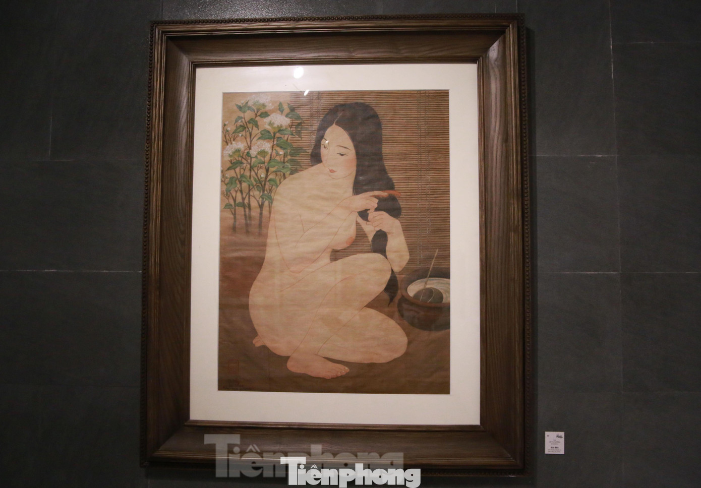 Bức tranh Gội đầu trên chất liệu lụa của nữ họa sĩ Lê Hường. Họa sĩ tên đầy đủ Lê Thị Hường sinh năm 1967. Chị theo đuổi tranh lụa, luôn trung thành với cách vẽ sử dụng kỹ thuật nhuộm màu truyền thống của các họa sĩ bậc thầy đi trước.