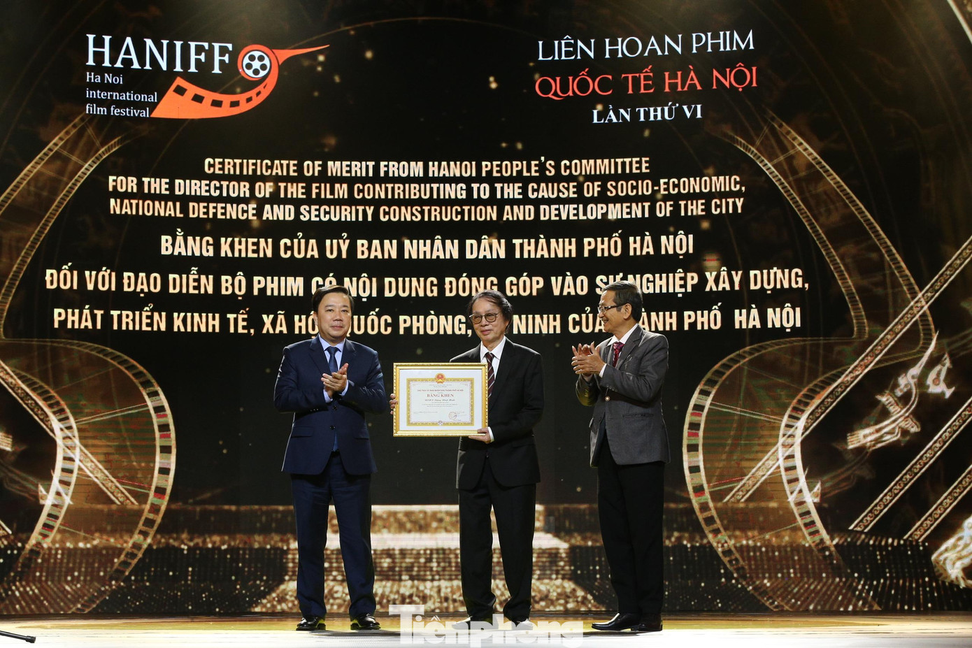 Bằng khen cho NSND Đặng Nhật Minh. Ảnh: NHƯ Ý.