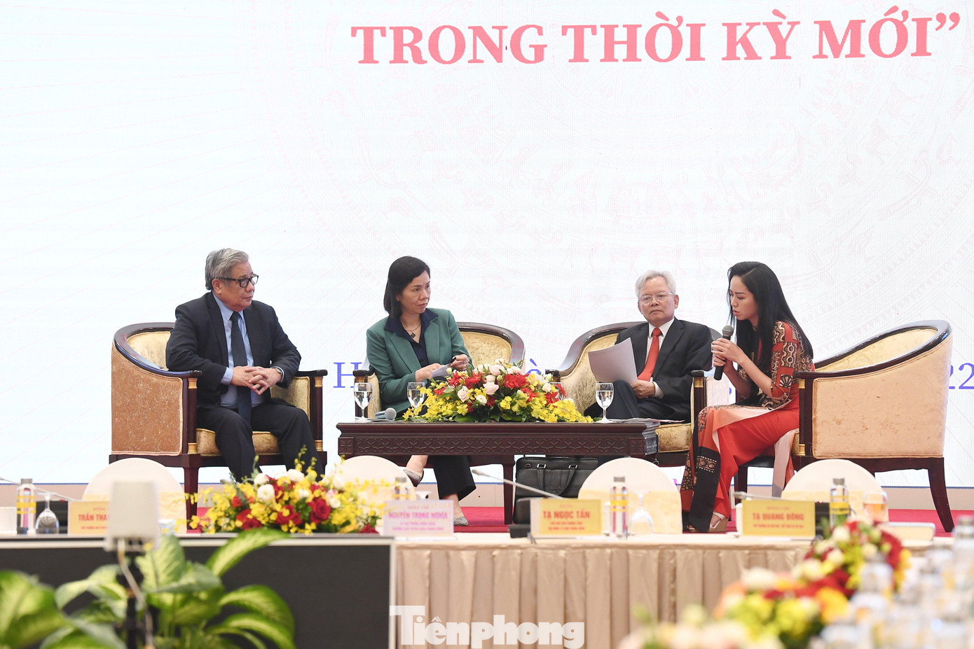 Các đại biểu trao đổi về các vấn đề hệ giá trị gia đình. Các đại biểu trao đổi về các vấn đề hệ giá trị gia đình.