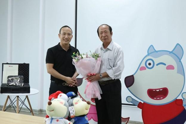 PGS. TS. Nguyễn Quang Ninh - Viện trưởng Viện nghiên cứu ứng dụng phát triển giáo dục (bên phải) chúc mừng ông Tạ Mạnh Hoàng - Giám đốc Sconnect Việt Nam trong buổi trao chứng nhận cho Bộ sản phẩm Wolfoo.