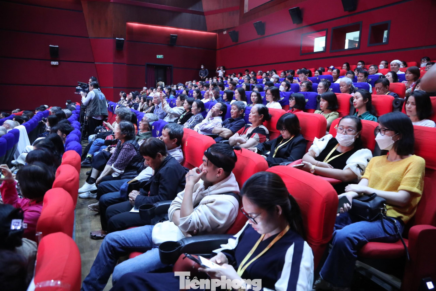 Khán phòng đông chật khán giả. Tên đạo diễn Đặng Nhật Minh nhiều lần được vinh danh khi ra mắt đoàn làm phim, giới thiệu sự nghiệp. NSND Đặng Nhật Minh vài lần nhận được những tràng vỗ tay nồng nhiệt của khán giả. Ảnh: NGUYÊN KHÁNH.