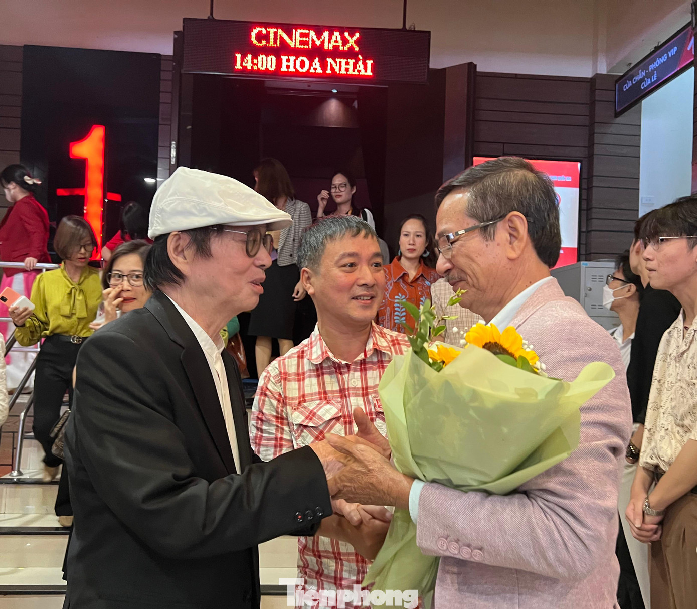 Nghệ sĩ Hoàng Huy (phải) tay bắt mặt mừng với đạo diễn Đặng Nhật Minh. Nghệ sĩ vào vai ông thợ cắt tóc, một nhân vật thâm trầm, chuyển tải những thông điệp về nề nếp của người Hà Nội xưa. Ảnh: NGUYÊN KHÁNH.