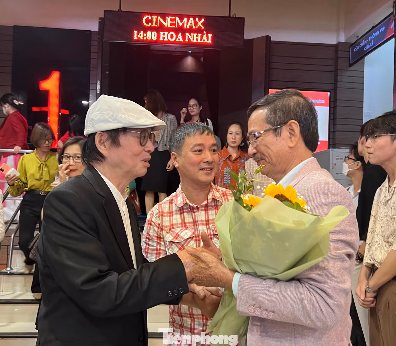 Nghệ sĩ Hoàng Huy (phải) tay bắt mặt mừng với đạo diễn Đặng Nhật Minh. Nghệ sĩ vào vai ông thợ cắt tóc, một nhân vật thâm trầm, chuyển tải những thông điệp về nề nếp của người Hà Nội xưa. Ảnh: NGUYÊN KHÁNH.