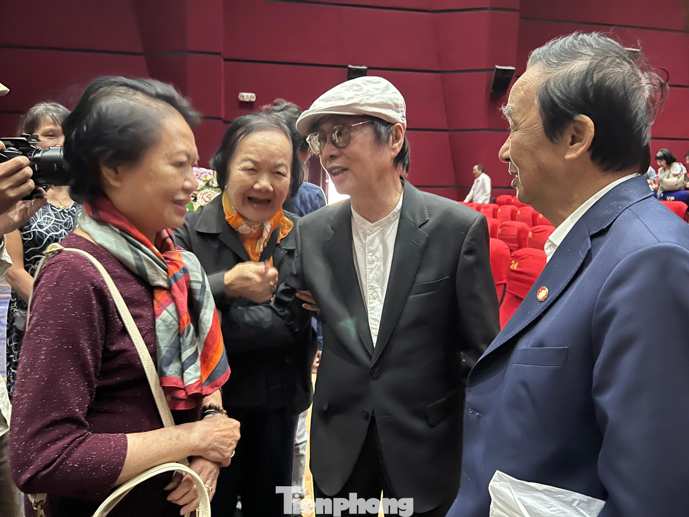 NSND Đặng Nhật Minh gửi lời cảm ơn tới Hà Nội, tới những người Hà Nội tạo cảm hứng cho ông hoàn thành bộ phim. Trước khi có tác phẩm điện ảnh Hoa nhài, NSND Đặng Nhật Minh viết truyện ngắn cùng tên.