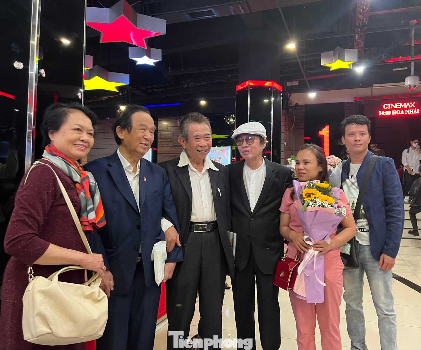 NSND Đặng Nhật Minh xem Hoa nhài là dấu chấm trọn vẹn cho hành trình làm nghề. Nhiều đồng nghiệp trẻ nể phục sức làm việc và sáng tạo của ông khi ở tuổi 84. Ảnh: NGUYÊN KHÁNH.