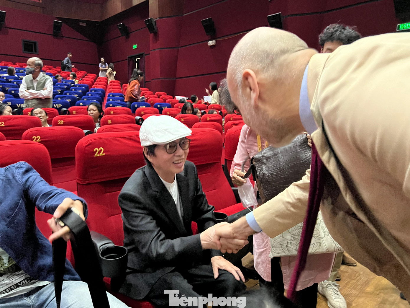 Nghệ sĩ quốc tế tới chúc mừng NSND Đặng Nhật Minh với tác phẩm Hoa nhài. Bộ phim giới thiệu tới khán giả bức tranh Hà Nội những năm 2000. Ảnh: NGUYÊN KHÁNH.