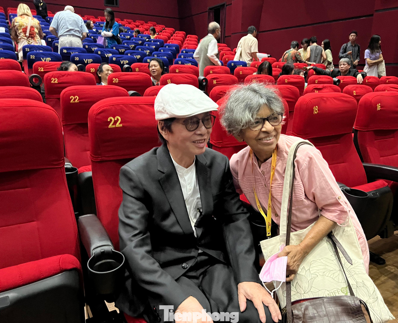 NSND Đặng Nhật Minh là một trong những người cuối cùng rời khỏi phòng chiếu phim. Ông liên tục nhận được lời chúc mừng của đồng nghiệp, học trò và khán giả. Nhiều đạo diễn trẻ, khán giả trẻ tuổi xin được chụp ảnh cùng đạo diễn. Ảnh: NGUYÊN KHÁNH.