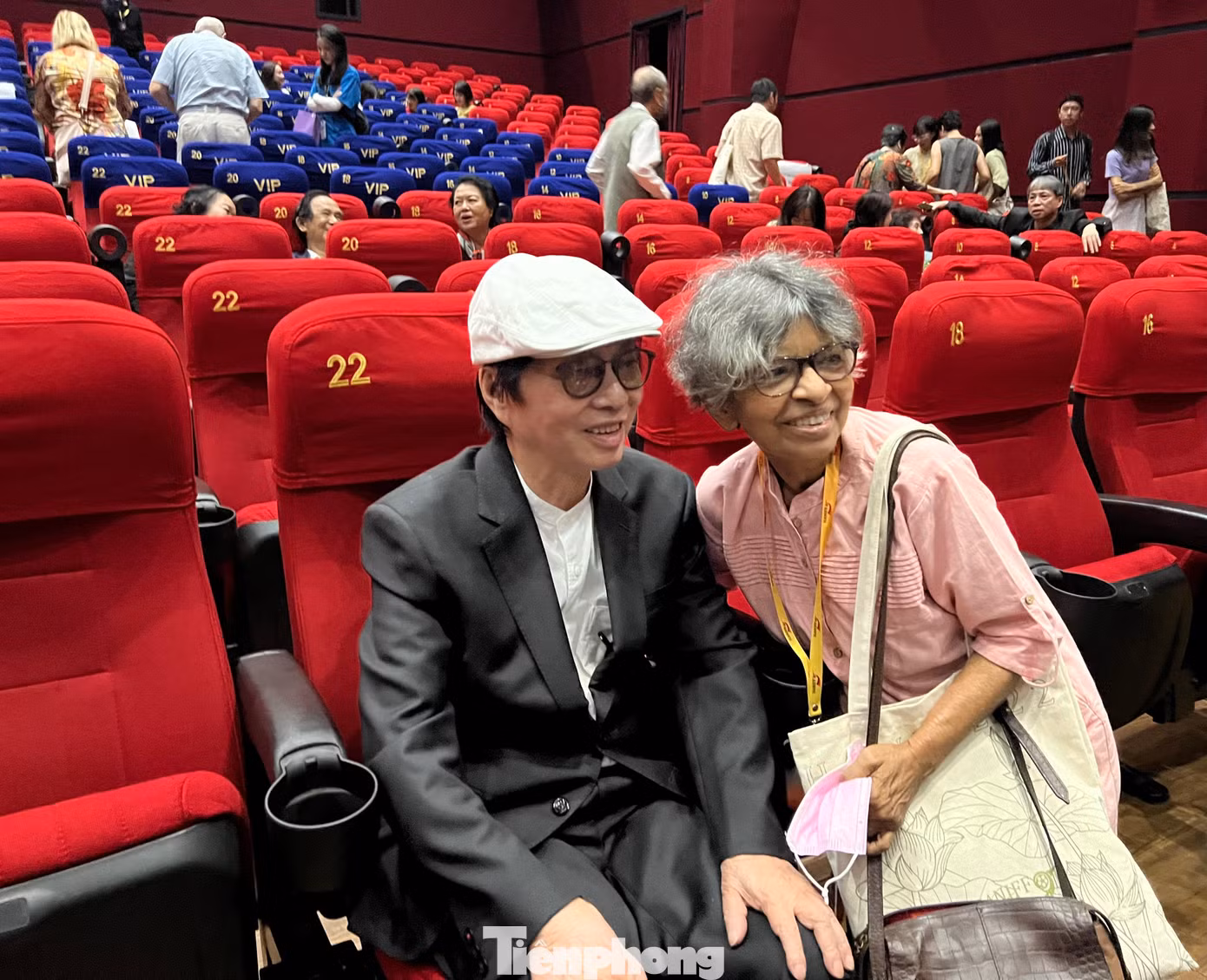 NSND Đặng Nhật Minh là một trong những người cuối cùng rời khỏi phòng chiếu phim. Ông liên tục nhận được lời chúc mừng của đồng nghiệp, học trò và khán giả. Nhiều đạo diễn trẻ, khán giả trẻ tuổi xin được chụp ảnh cùng đạo diễn. Ảnh: NGUYÊN KHÁNH.