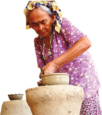Nghệ thuật làm gốm của người Chăm được ghi danh vào Danh sách di sản văn hóa phi vật thể cần bảo vệ khẩn cấp. Ảnh: XUÂN HƯỚNG.