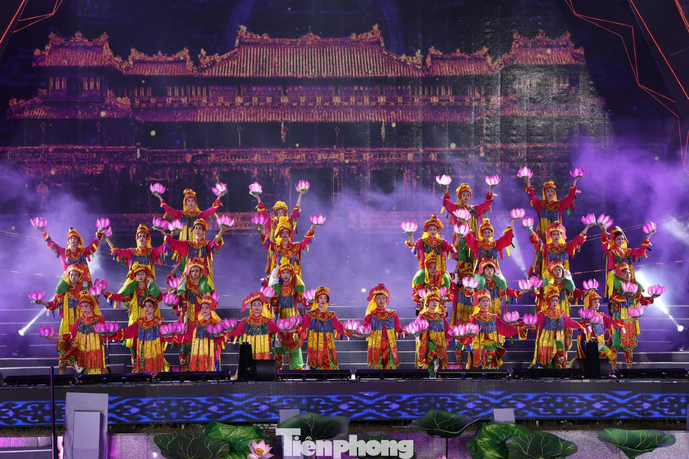 Toàn bộ chương trình diễn ra trên sân khấu nổi, được thiết kế theo hình chiếc quạt - hình ảnh quen thuộc trong văn hóa Việt Nam, với tất cả các nan quạt chụm về một hướng tượng trưng cho tinh thần đại đoàn kết dân tộc. Ảnh: NHƯ Ý.