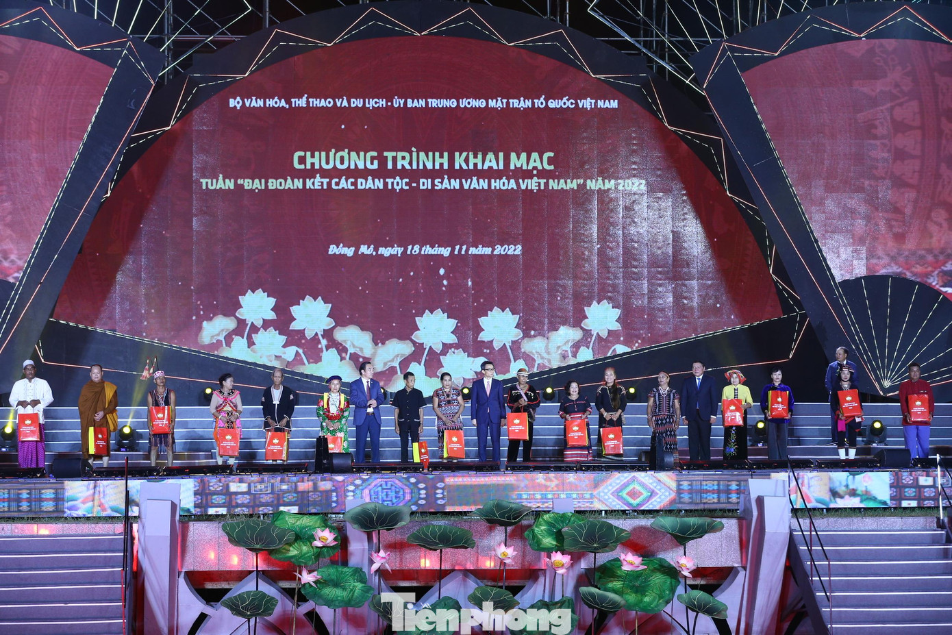 Trao quà cho một số nghệ nhân tiêu biểu tham gia Tuần đại đoàn kết các dân tộc. Ảnh: NHƯ Ý.