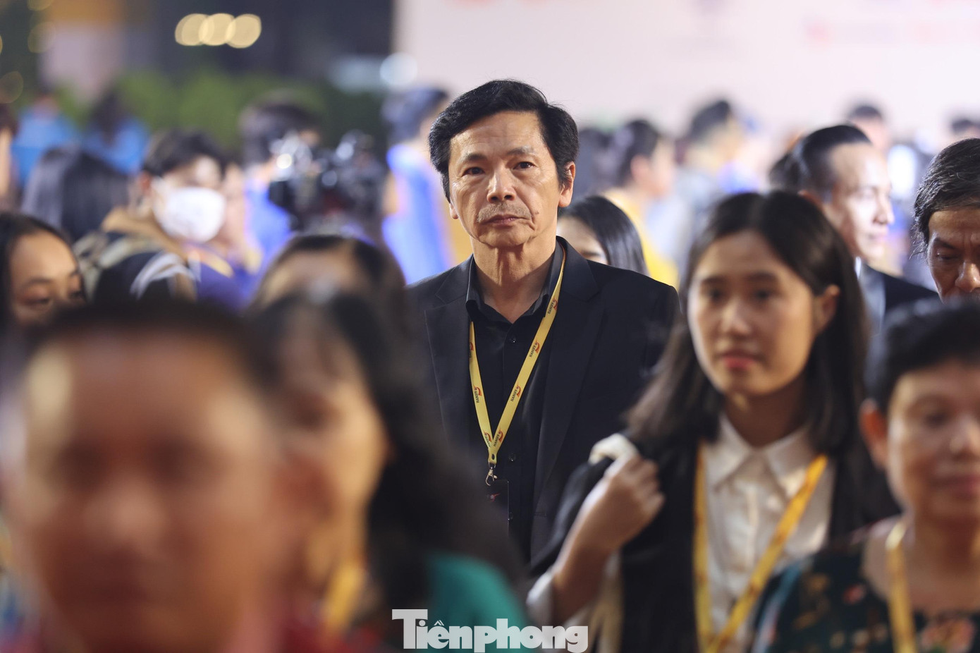 NSND Trung Anh tới lễ khai mạc để hội ngộ đồng nghiệp. Ảnh: NHƯ Ý.