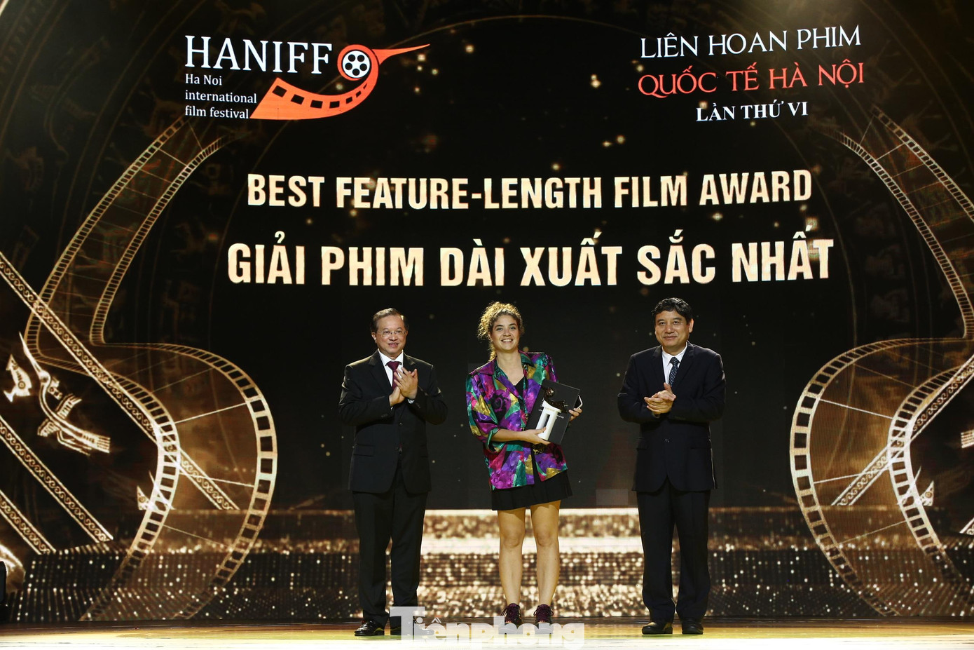 Đại diện đoàn làm phim Paloma nhận giải thưởng cao nhất tại HANIFF lần thứ 6. Ảnh: NHƯ Ý.