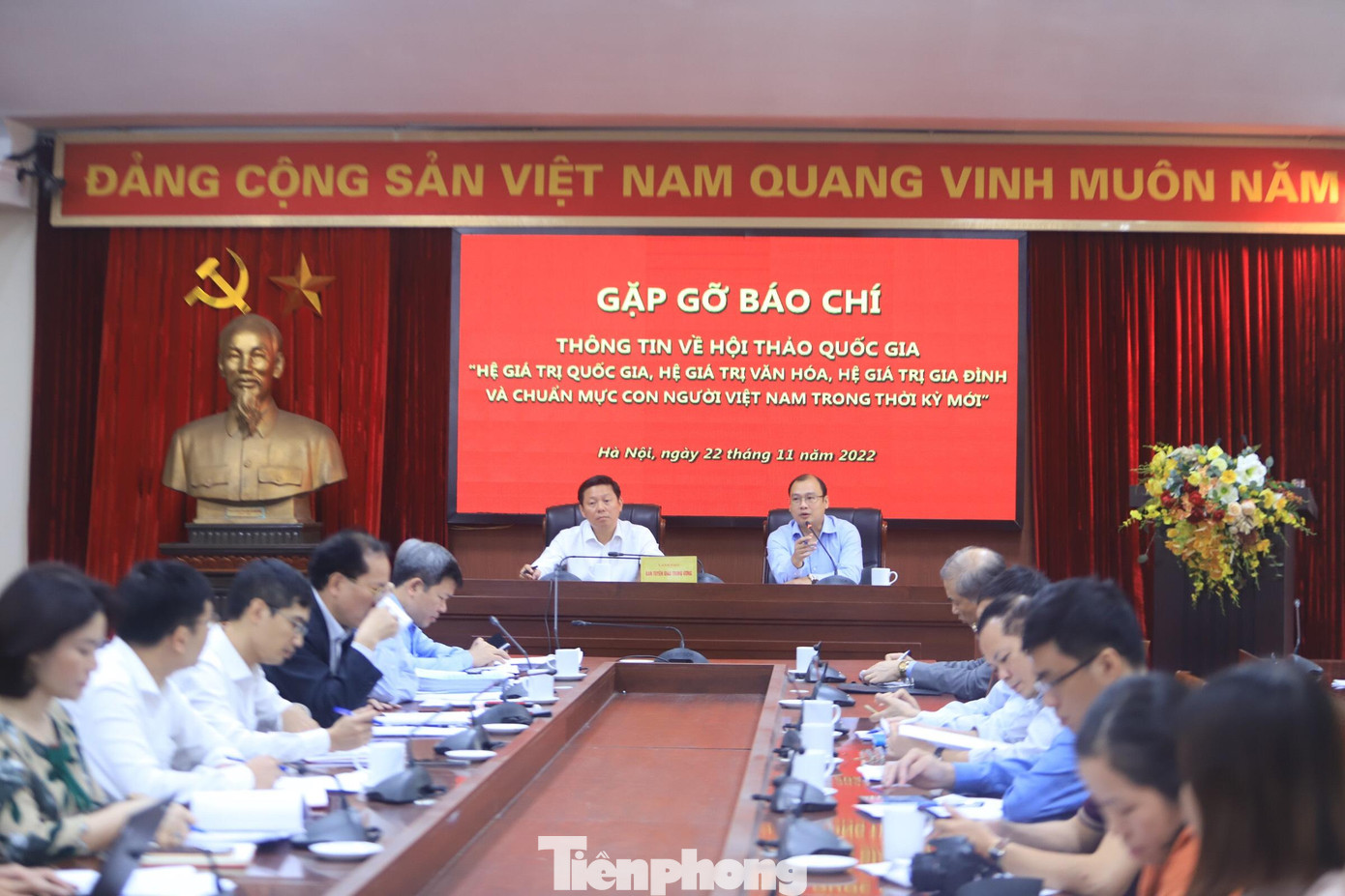 Ban Tuyên giáo Trung ương phối hợp với Hội đồng Lý luận Trung ương và các bộ, ban ngành liên quan tổ chức hội thảo quốc gia.