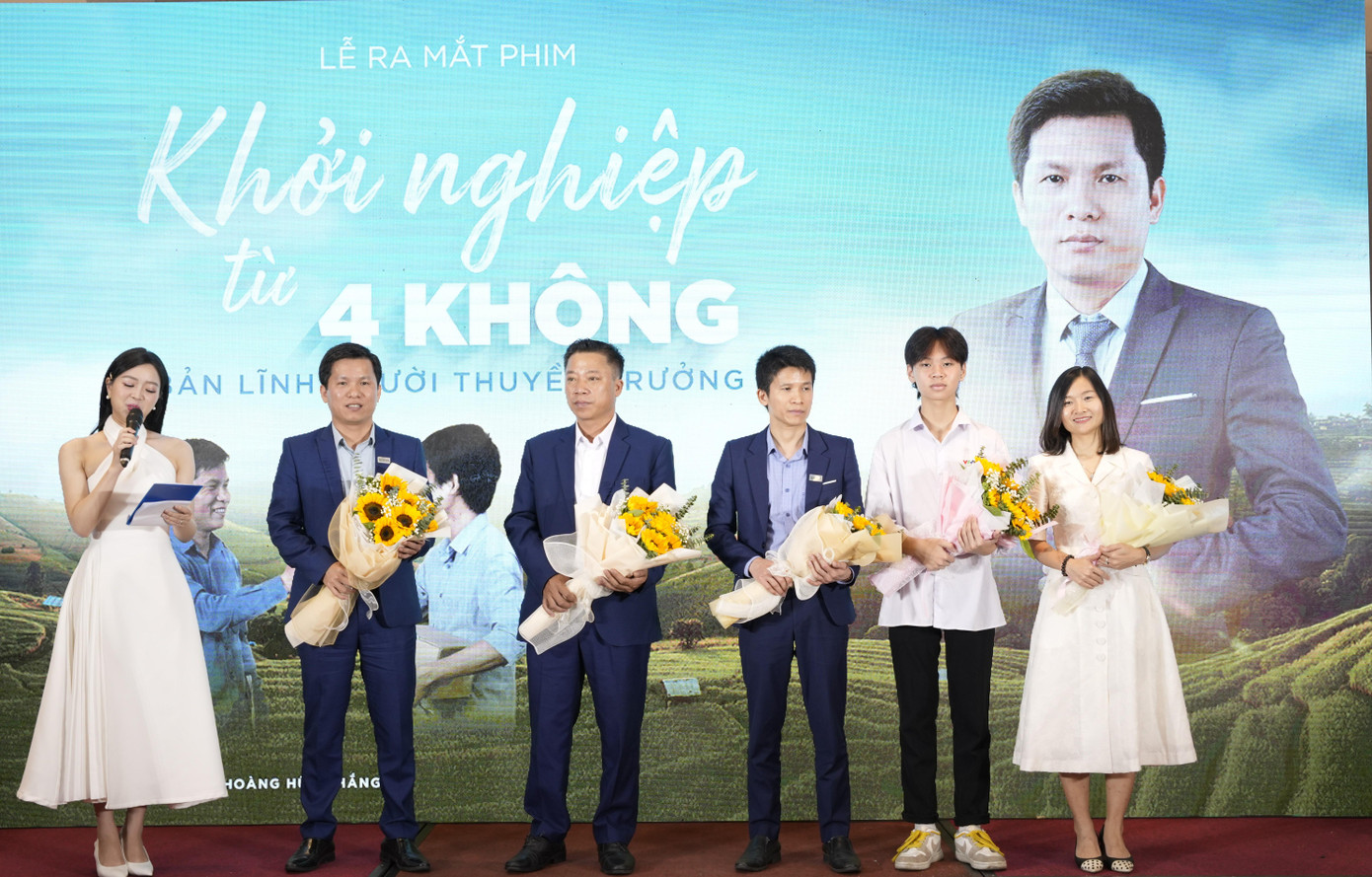 Nhân vật chính Hoàng Hữu Thắng (thứ hai từ trái qua) trong lễ ra mắt phim. Nhân vật chính Hoàng Hữu Thắng (thứ hai từ trái qua) trong lễ ra mắt phim.