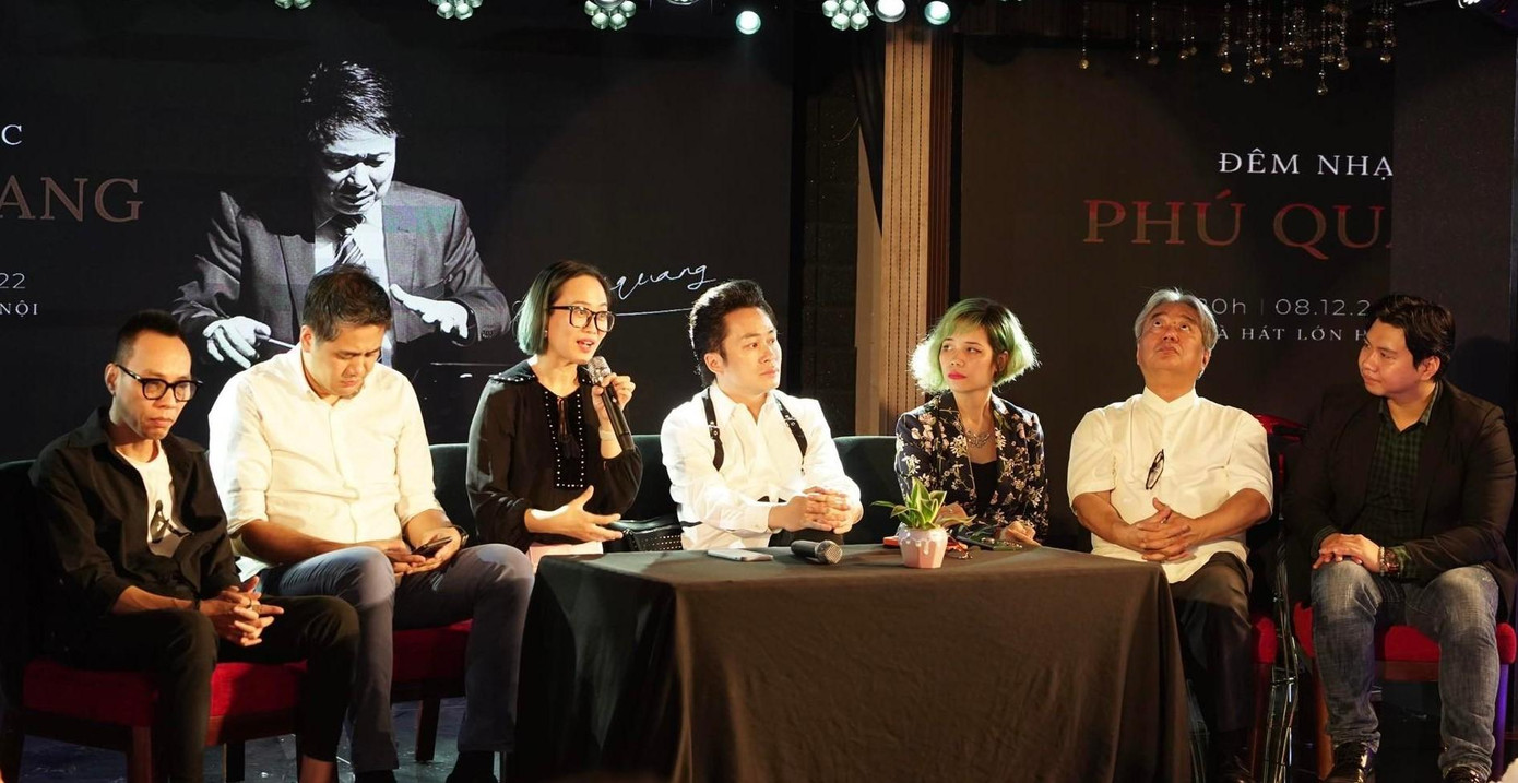 Nghệ sĩ Trinh Hương (thứ 3 từ trái sang) cảm động trước sự hỗ trợ của nghệ sĩ và ê-kíp để làm đêm nhạc tưởng nhớ nhạc sĩ Phú Quang. Ảnh: BTC. Nghệ sĩ Trinh Hương (thứ 3 từ trái sang) cảm động trước sự hỗ trợ của nghệ sĩ và ê-kíp để làm đêm nhạc tưởng nhớ nhạc sĩ Phú Quang. Ảnh: BTC.