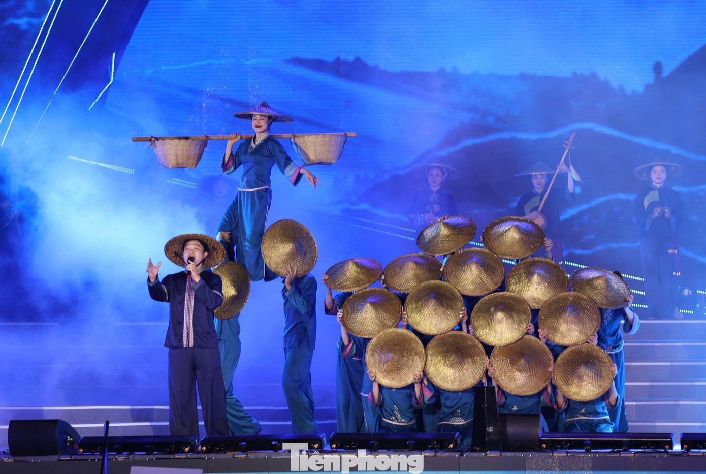 Trên tổng thể sân khấu lớn còn có 4 sân khấu nhỏ để 200 diễn viên chuyên nghiệp và 170 nghệ nhân tham gia đồng diễn (sân khấu đảo lớn, sân khấu mặt nước, sân khấu trước khu vực khán giả, sân khấu cầu xi măng). Ảnh: NHƯ Ý.