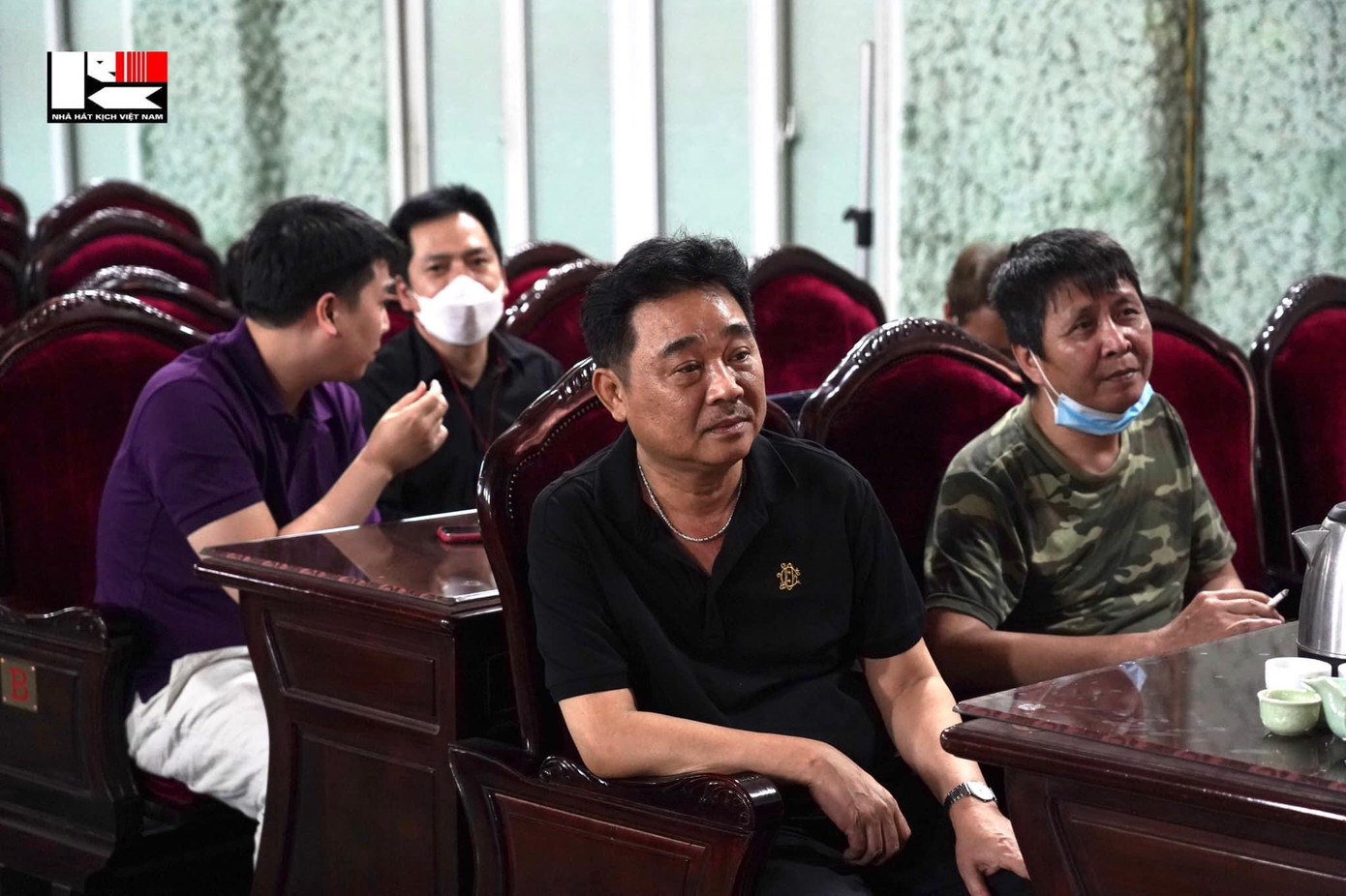 NSƯT Quốc Khánh thuộc dàn nghệ sĩ tên tuổi của Nhà hát Kịch Việt Nam hiện nay. Anh vừa nhận quyết định nghỉ chế độ. NSƯT Quốc Khánh thuộc dàn nghệ sĩ tên tuổi của Nhà hát Kịch Việt Nam hiện nay. Anh vừa nhận quyết định nghỉ chế độ.