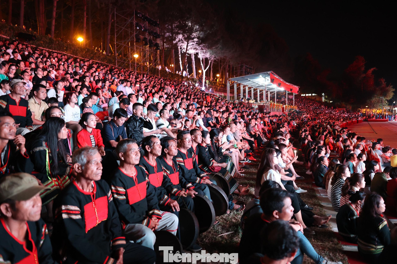 Nghệ nhân, bà con các cộng đồng dân tộc về Làng Văn hóa - Du lịch các dân tộc Việt Nam chung vui. Ảnh: NHƯ Ý.