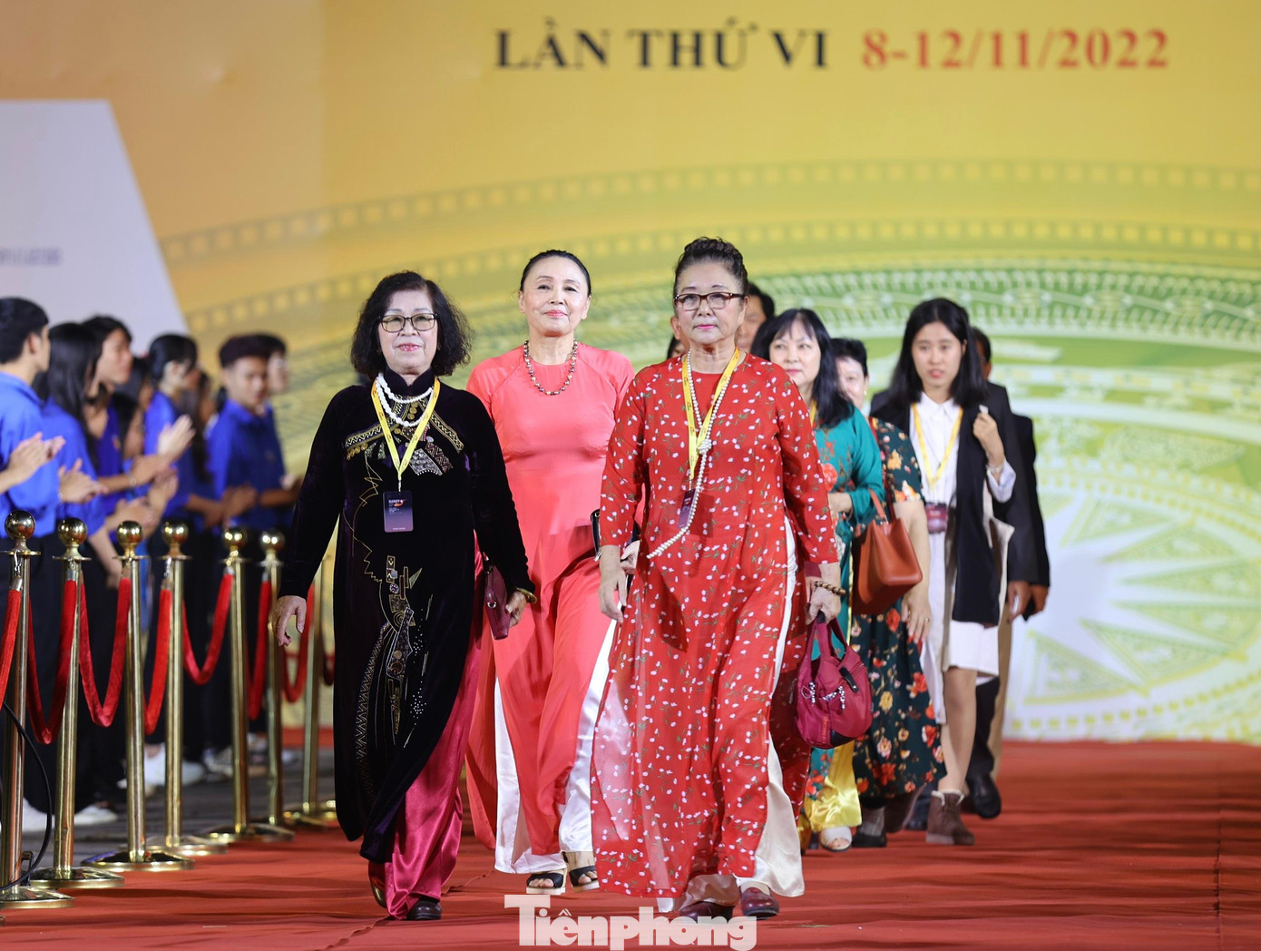 NSƯT Thanh Loan - Ni cô Huyền Trang - cùng các đồng nghiệp dự khai mạc HANIFF 2022. Ảnh: NHƯ Ý.