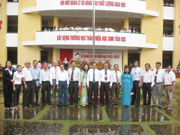 Lãnh đạo và đại biểu chụp hình với BGH trường Hoàng Diệu