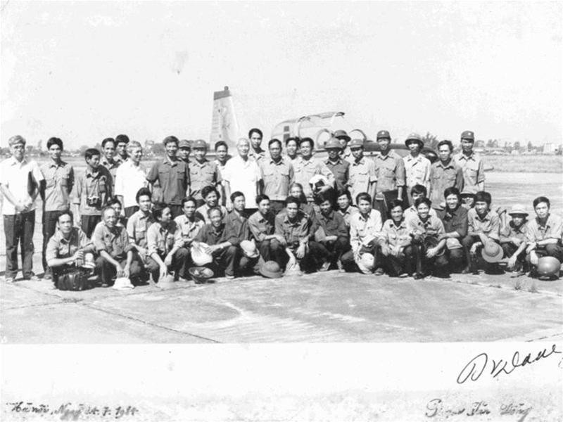 Chủ tịch HĐBT Phạm Văn Đồng chụp ảnh kỷ niệm với các cán bộ Viện KTKQ và nhóm thiết kế (TS Nguyễn Văn Hải hàng đứng thứ tư từ trái sang) ngày 24/7/1984 Chủ tịch HĐBT Phạm Văn Đồng chụp ảnh kỷ niệm với các cán bộ Viện KTKQ và nhóm thiết kế (TS Nguyễn Văn Hải hàng đứng thứ tư từ trái sang) ngày 24/7/1984