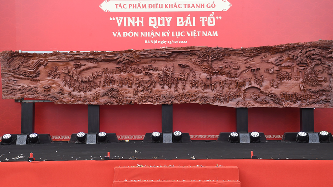 Bức tranh được làm trong hơn 2 năm trên tấm gỗ liền khối nặng 2 tấn (Ảnh: H.T). Bức tranh được làm trong hơn 2 năm trên tấm gỗ liền khối nặng 2 tấn (Ảnh: H.T).