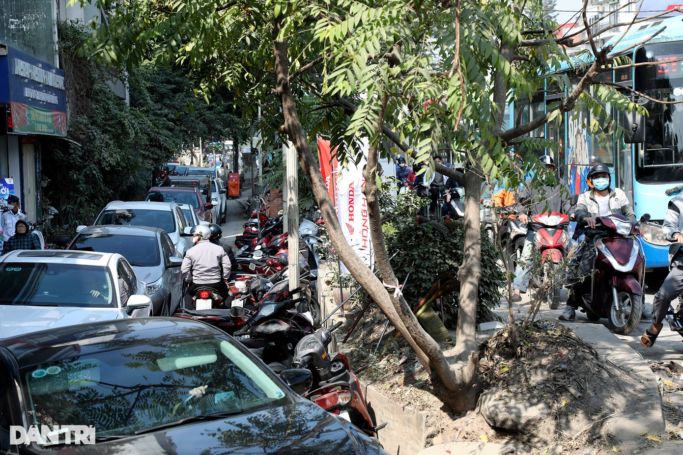 Các phương tiện tận dụng mọi diện tích đường để có thể vượt qua được điểm ách tắc trầm trọng này. Trong ảnh là đoạn đường Âu Cơ.