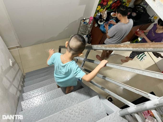 Chưa có điều kiện xây mới, chị Huyền sửa sang lại gác xép để tạo thành một phòng riêng. (Ảnh: H. A). Chưa có điều kiện xây mới, chị Huyền sửa sang lại gác xép để tạo thành một phòng riêng. (Ảnh: H. A).